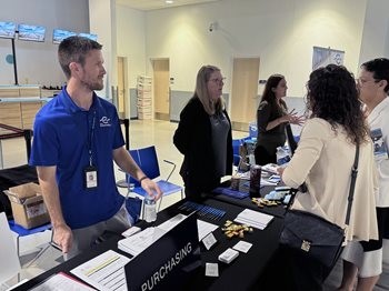 peopleinspectingboothsatatradeshow