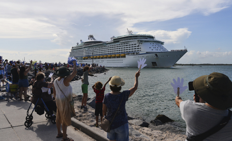 Community wave out at Jetty Park